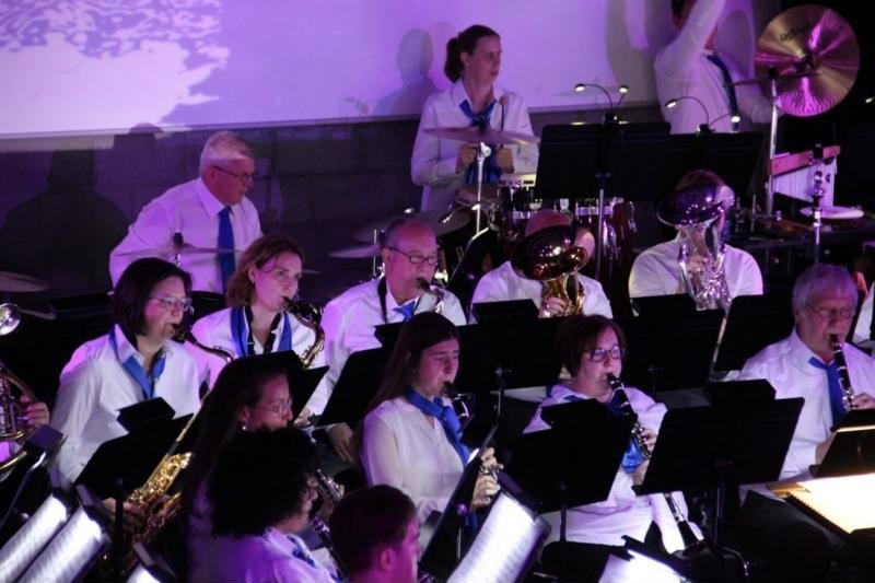 De concertband op het podium tijdens The 80's in concert