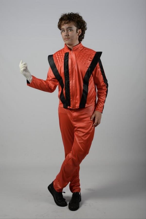 Lid in rood Thriller-kostuum bij de fotoshoot