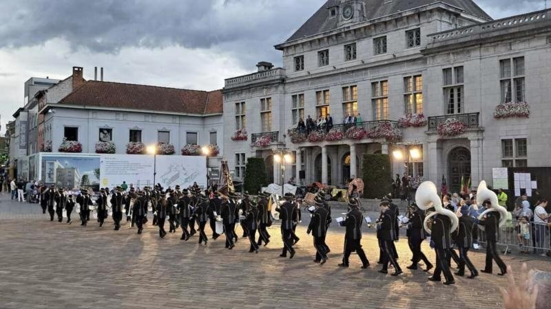Fanfarekorps op Taptoe Ronse voor het stadhuis