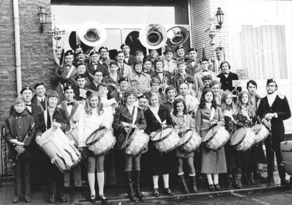 Zwart-witte archieffoto van het korps in uniform