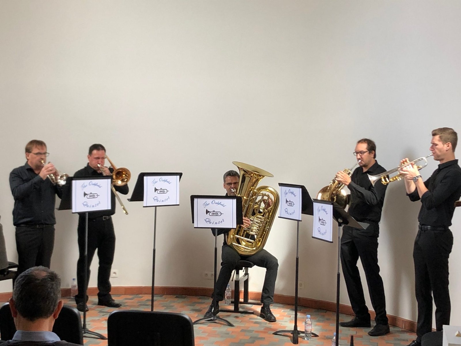 Het Oakfield Quintet speelt in een kleine zaal